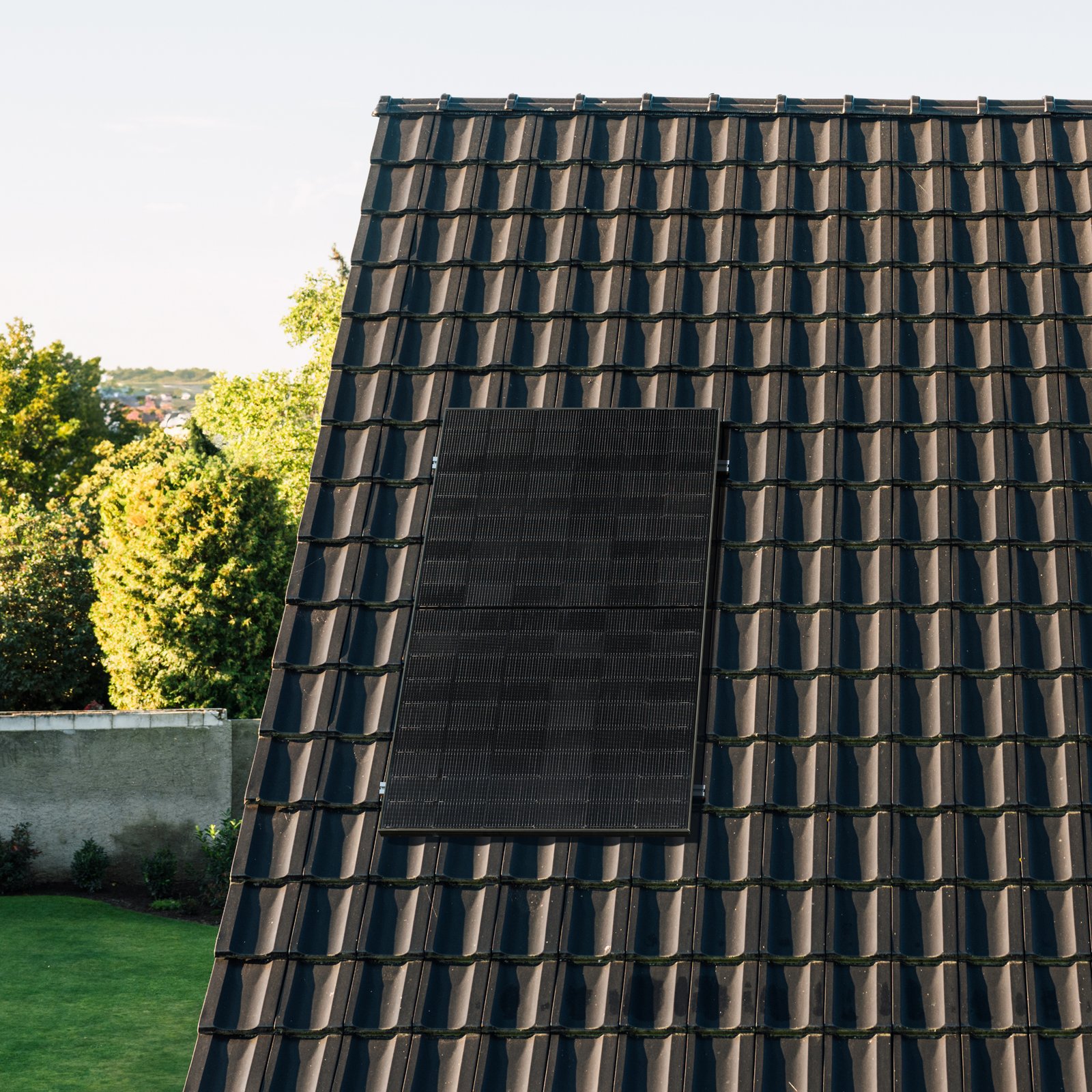 Priwatt priRoof — 450W roof-mounted balcony solar kit with 800W inverter output