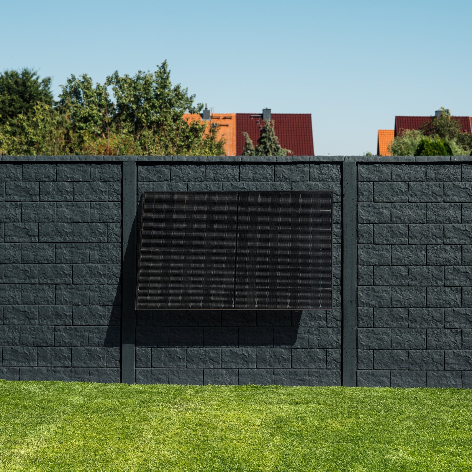 Priwatt priWall — 450W wall-mounted balcony solar kit with 800W inverter output
